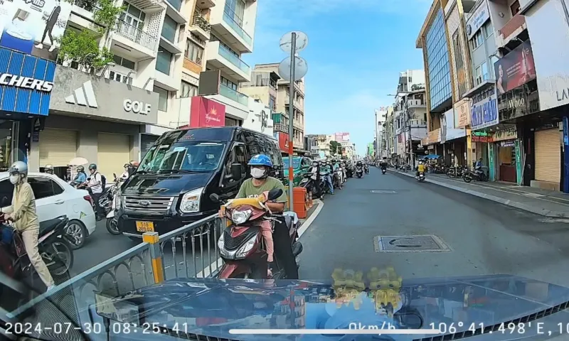 Video người đàn ông bế con nhỏ dừng xe chặn đầu xe hơi gây xôn xao