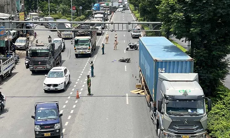 Hiện trường vụ tai nạn khiến nam thanh niên tử vong trong gầm xe container