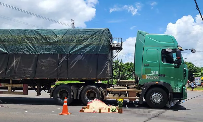 Xe máy đi bên hông xe đầu kéo, rẽ trái bị xe đầu kéo cán tử vong