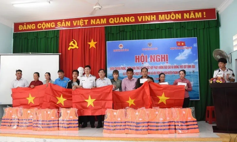 BTL Vùng Cảnh sát biển 3 cùng với ngư dân huyên Thạnh Phú vươn khơi bám biển