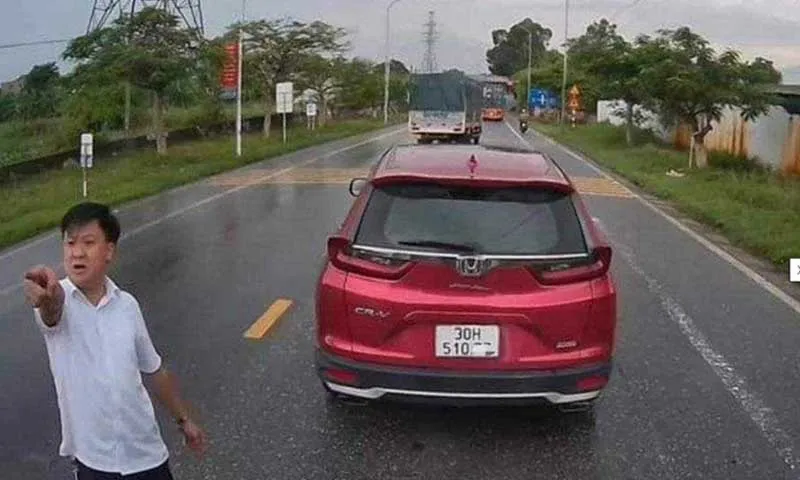 Cán bộ huyện lái ô tô đánh võng, gây hấn trên đường bị xử phạt