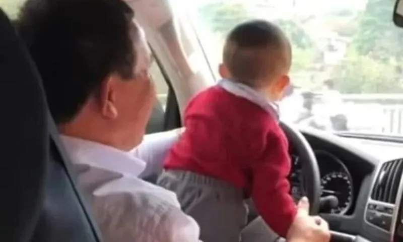 Từ 1/1/2026: Cấm không cho trẻ dưới 10 tuổi ngồi cùng hàng ghế lái xe