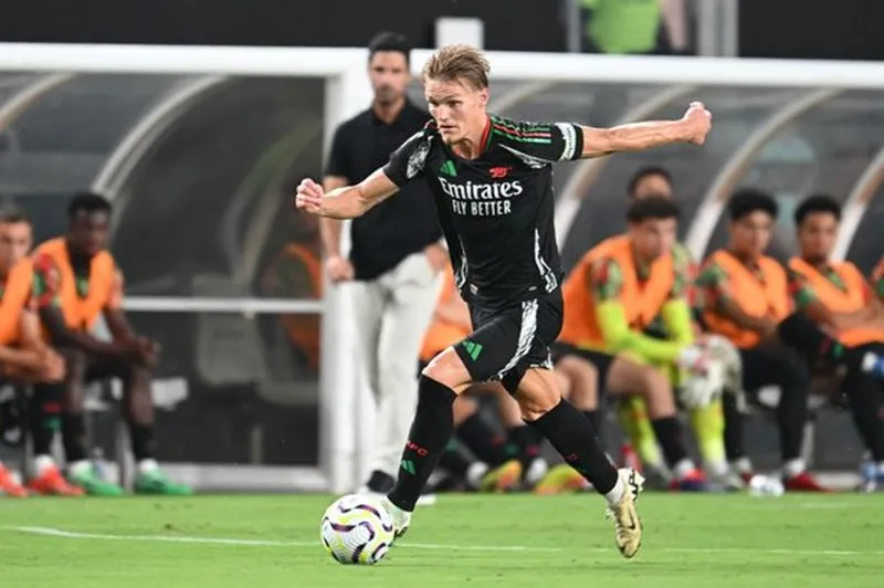 video-odegaard-theu-hoa-det-gam-truoc-hang-thu-liverpool-giup-havertz-lap-cong1