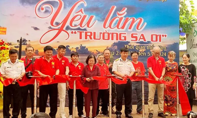 Cắt băng khai mạc triển lãm ảnh Thời sự Nghệ thuật “Yêu lắm Trường Sa ơi”