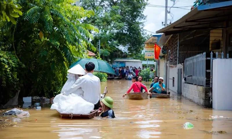 Hà Nội: Một đám cưới khó quên đón dâu bằng thuyền