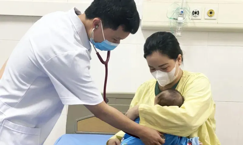 Bệnh nhi 1,5 tháng tuổi mắc ho gà, phải thở máy
