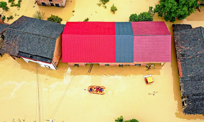 Một ngôi làng ở tỉnh Hồ Nam bị ngập trong nước lũ vào 28 7 sau trận mưa lớn do bão Gaemi gây ra. Ảnh AFP