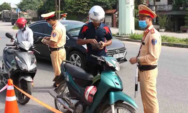 Buông tay, lạng lách hay chạy 1 bánh… khi điều khiển xe máy phạt đến 8 triệu