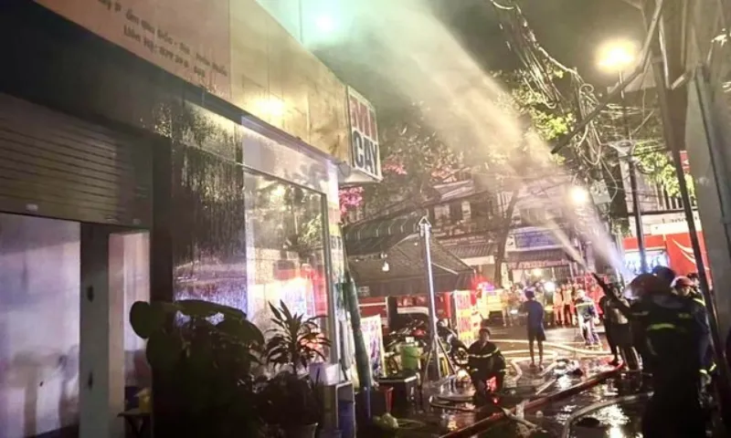 Giải cứu 3 người kẹt trong căn nhà bốc cháy giữa đêm