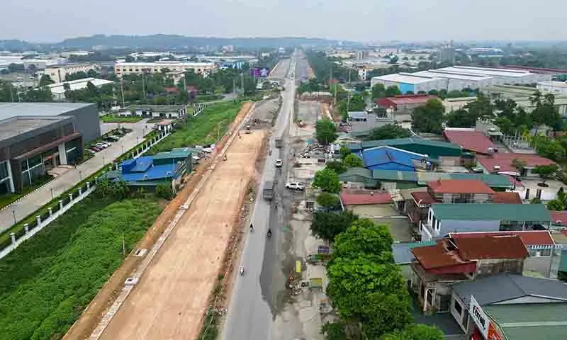 Hiện mặt bằng QL6 vẫn chưa bàn giao hoàn toàn nên việc thi công còn khó khăn