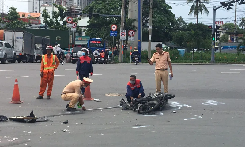 Cảnh sát giao thông khám nghiệm hiện trường vụ tai nạn