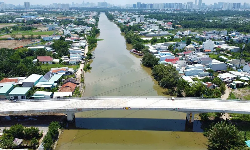 Cầu Cây Khô kết nối đường Phạm Hùng với đường Nguyễn Bình.