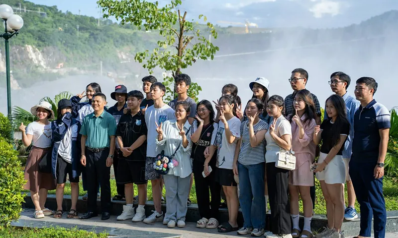 Một đoàn khách tham quan không quên chụp tấm hình lưu lại - Ảnh: TPO