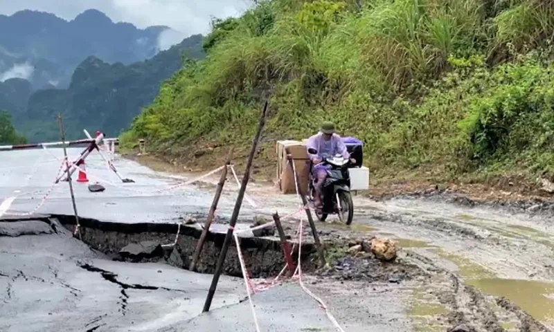 Hòa Bình: sau cơn mưa, tỉnh lộ 435 nứt toác, sụt lún sâu cả mét