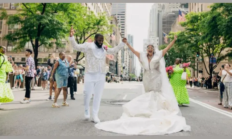 Cặp đôi bán vé mời trong chính đám cưới của mình