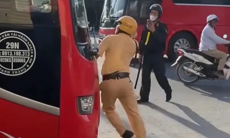 Tài xế xe ô tô khách không chấp hành hiệu lệnh, nhấn ga húc đẩy xe vào cán bộ CSGT