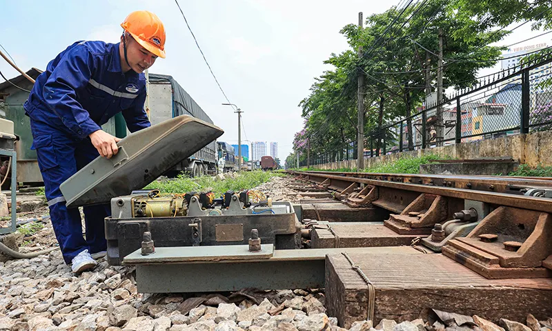 Người thợ thông tin tín hiệu đường sắt đang bảo trì ghi tại ga Giáp Bát - Ảnh: Báo Giao thông