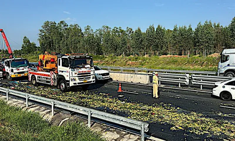 Tông đuôi xe đầu kéo trên cao tốc Vĩnh Hảo, xe tải chở cam biến dạng