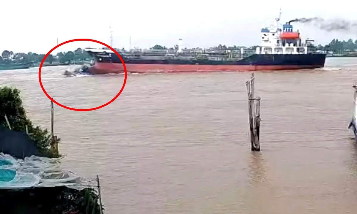 Phà chở khách va chạm tàu hàng trên sông Vàm Nao, may mắn không có thiệt hại về người