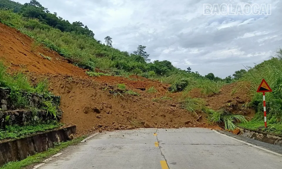 Lào Cai: Sạt lở gây tắc trên Quốc lộ 279