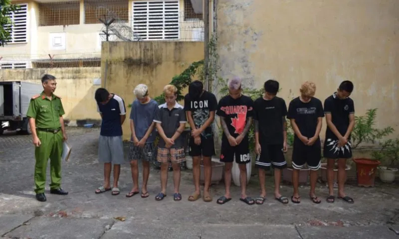 Bắt 8 thanh thiếu niên chặn đánh người đi đường, cướp xe máy