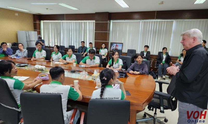 Sinh viên trường Đại học Tân Tạo tham quan mô hình xử lý rác tại Công ty VWS