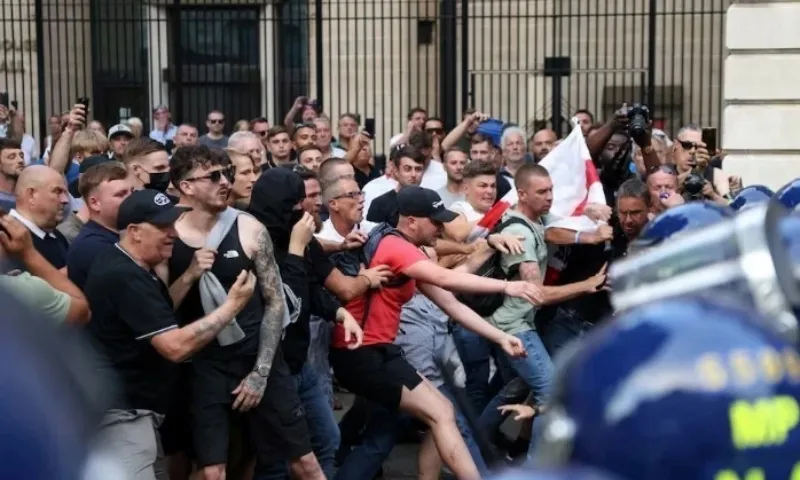 Anh: Huy động 6.000 cảnh sát chống bạo động vào trạng thái trực chiến 