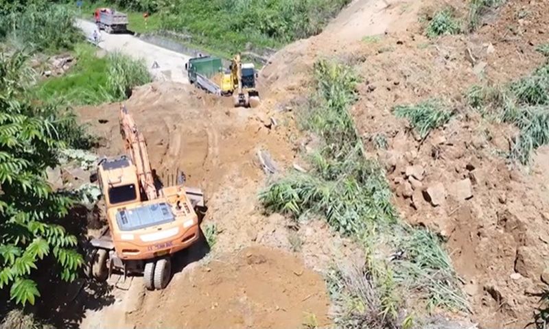 Đường quốc lộ qua tỉnh Lào Cai tạm thông xe sau khi bị sạt lở