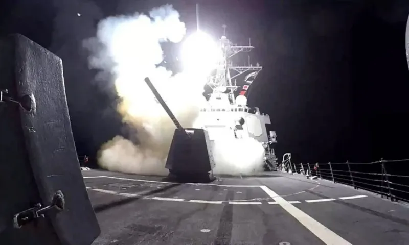 Houthi tấn công hai tàu chiến Mỹ 