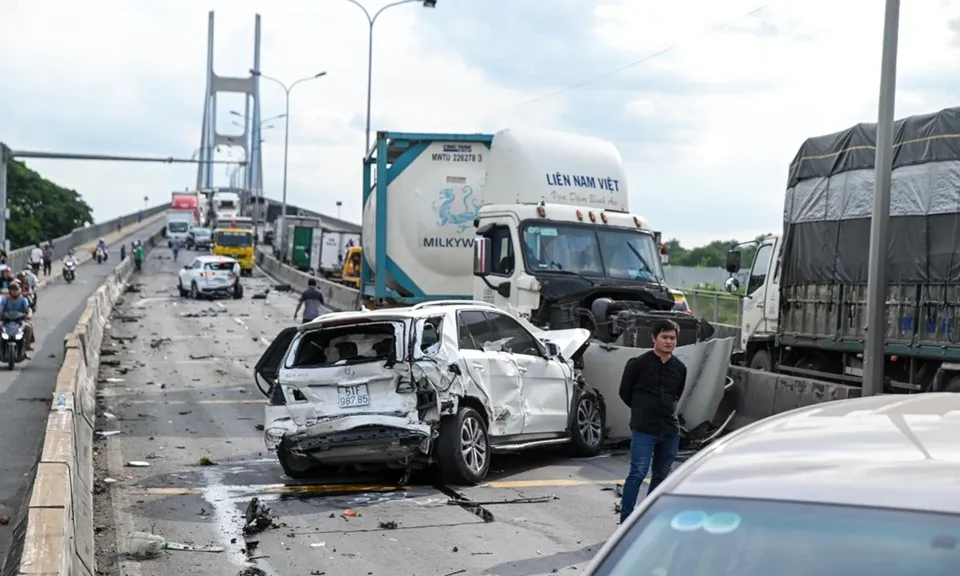 Điểm tin chiều 8/8: Nhiều xe tông liên hoàn trên cầu Phú Mỹ, ô tô bốc cháy
