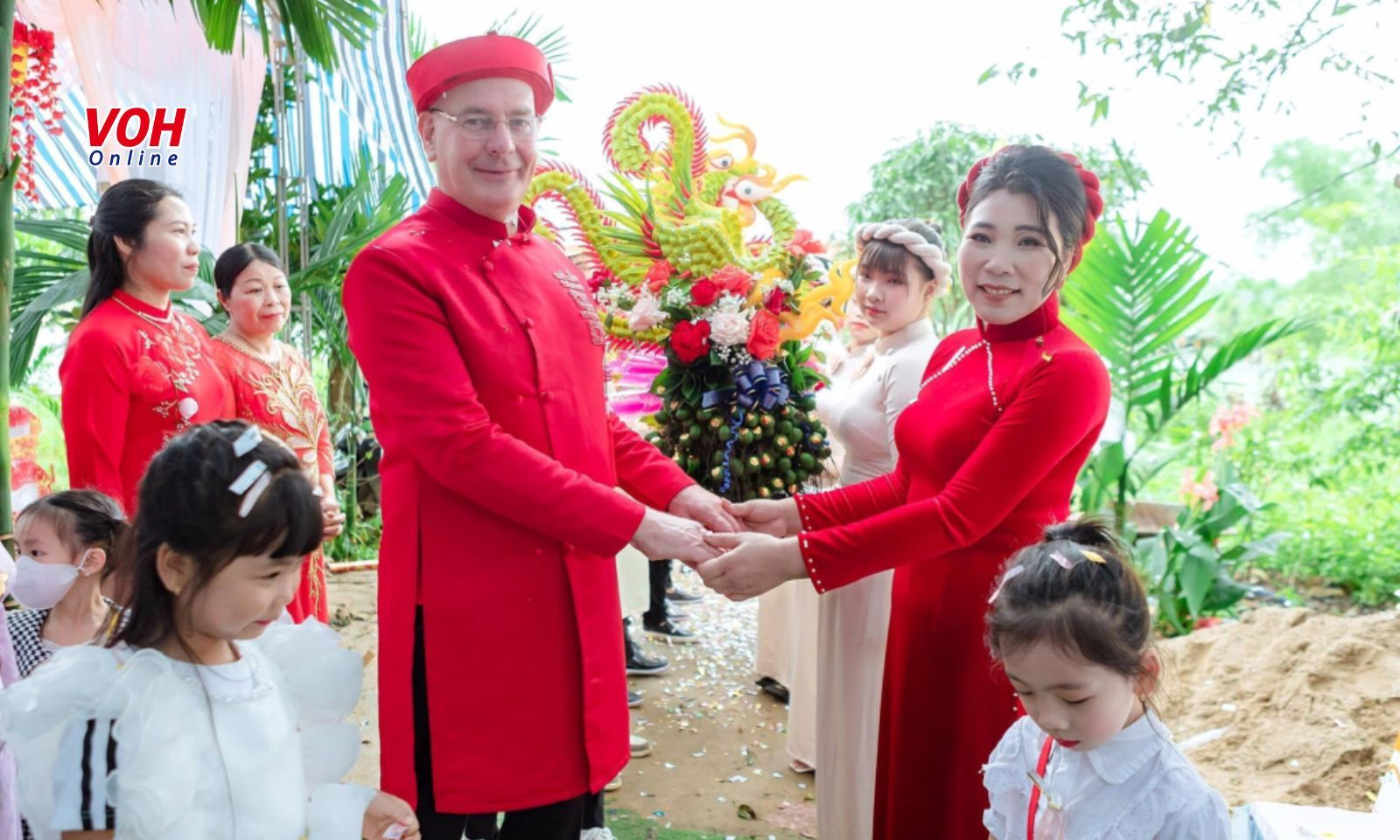 Quen qua ứng dụng hẹn hò, góa phụ Việt bất ngờ lấy được chồng Tây