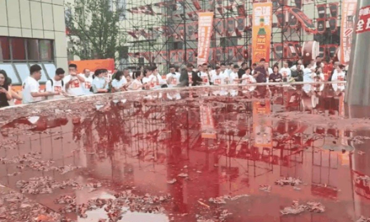 Hàng trăm người cùng thưởng thức nồi lẩu cay lớn nhất thế giới tại Tứ Xuyên