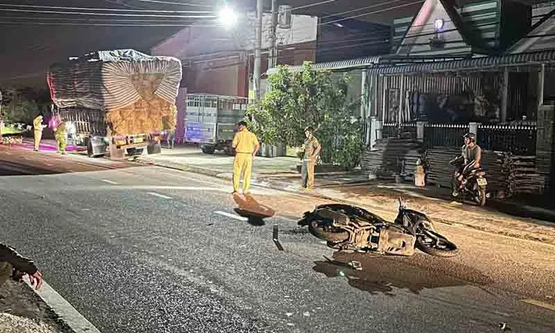Hiện trường vụ tai nạn khiến người đi xe máy tử vong khi tông vào xe tải chở rơm