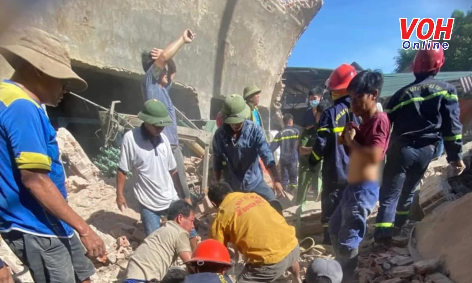 Sập nhà xưởng sản xuất bao bì ở Ninh Bình, 2 người tử vong