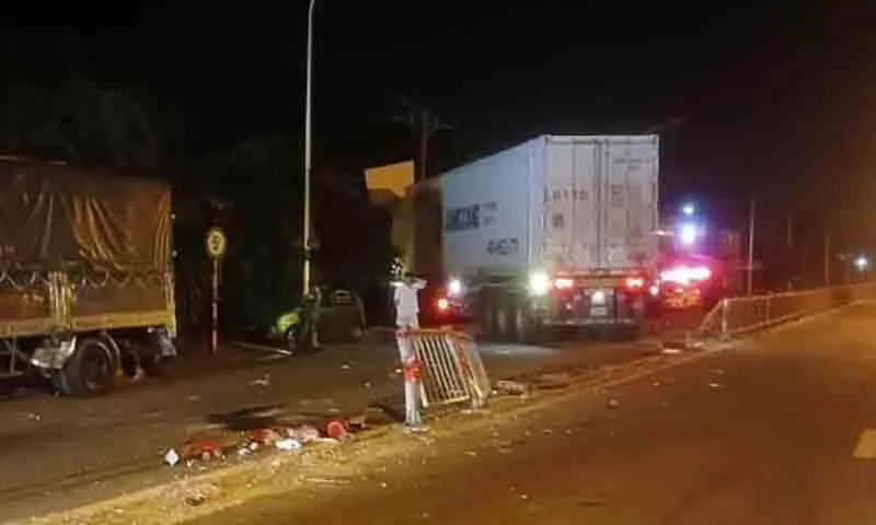 Xe container tông nát dải phân cách rồi tông xe tải lật nhào.