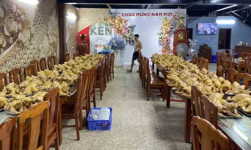 Hình ảnh 1200 đĩa thịt gà luộc ở Hải Dương để làm tiệc cưới?