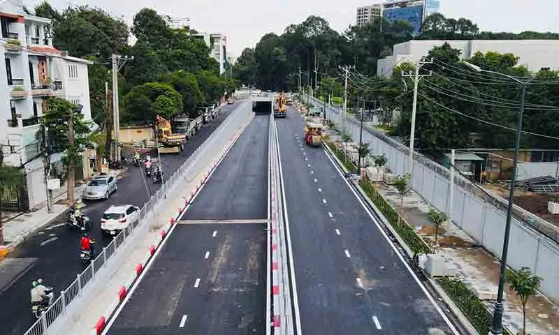 Thông xe hầm chui phá thế độc đạo vào sân bay Tân Sơn Nhất