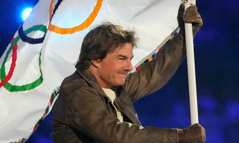 Cư dân mạng xôn xao với hình ảnh Tom Cruise bị cưỡng hôn tại lễ bế mạc Olympic 2024