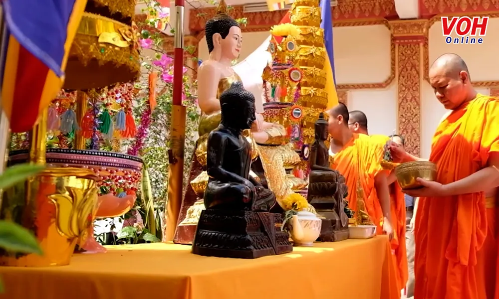 Lễ tắm tượng phật trong ngày Tết Chol Chnam Thmay