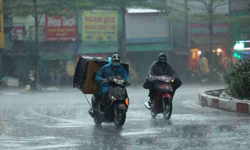 Cả nước đối mặt mưa dông từ chiều tối nay: Nguy cơ lốc xoáy và lũ quét ở nhiều nơi