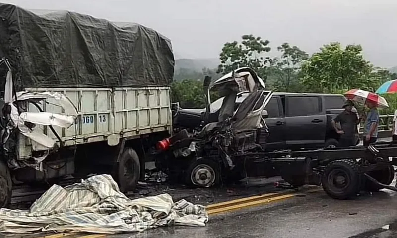 Cao tốc Nội Bài - Lào Cai, 1 người tử vong sau tai nạn liên hoàn 3 ô tô