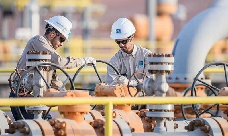 Các công nhân của Aramco đang làm việc Re