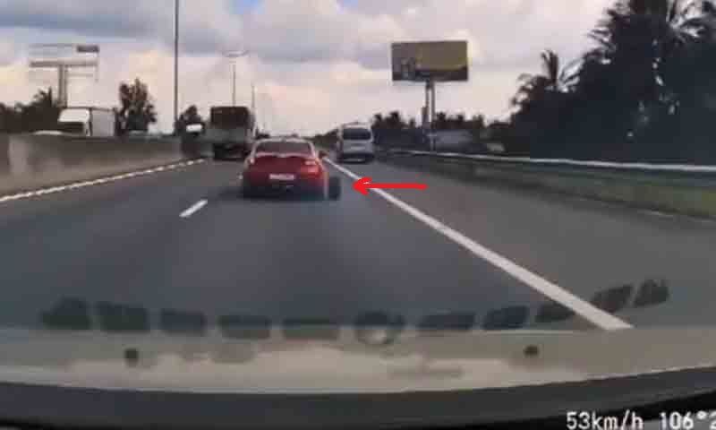 Clip: Xe ô tô đang chạy văng lốp sau ra đường cao tốc