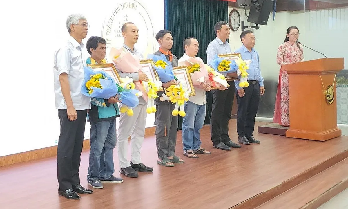 TP Thủ Đức tổ chức khen thưởng 5 người cứu nạn nhân vụ tai nạn liên hoàn ở cầu Phú Mỹ