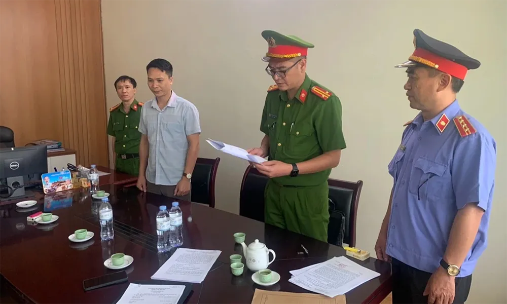 Lập khống danh sách giáo viên để mở lớp đào tạo lái xe, Phó Hiệu trưởng bị khởi tố