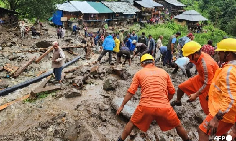 Lực lượng ứng phó thảm họa quốc gia Ấn Độ cứu nạn sau trận mưa lớn bang Himachal Pradesh  AFP NDRF