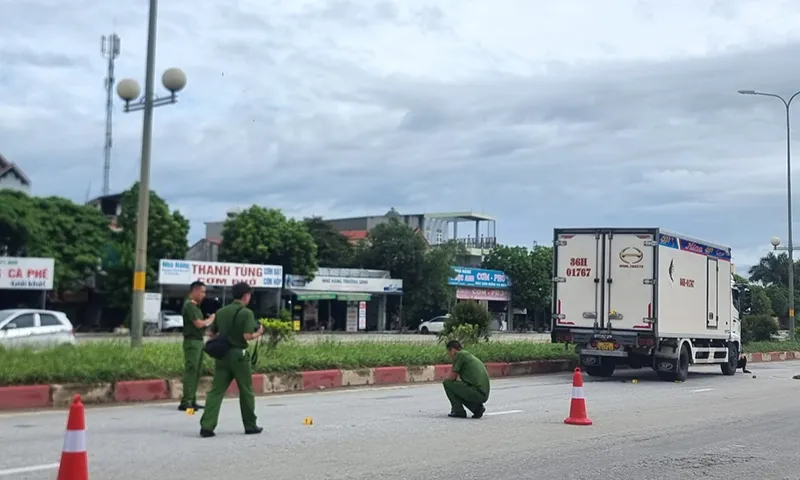 Cơ quan công an đang khám nghiệm hiện trường vụ TNGT khiến cụ bà tử vong.