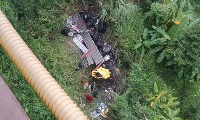 Xe tải lao từ cao tốc Nội Bài - Lào Cai xuống cầu cao 30 mét vỡ nát