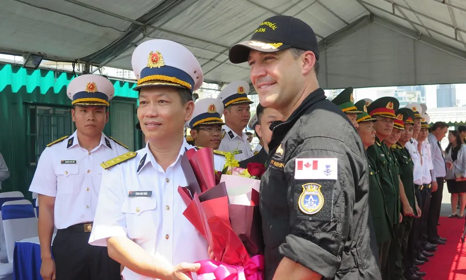 Tàu Hải quân Hoàng Gia Canada thăm TPHCM