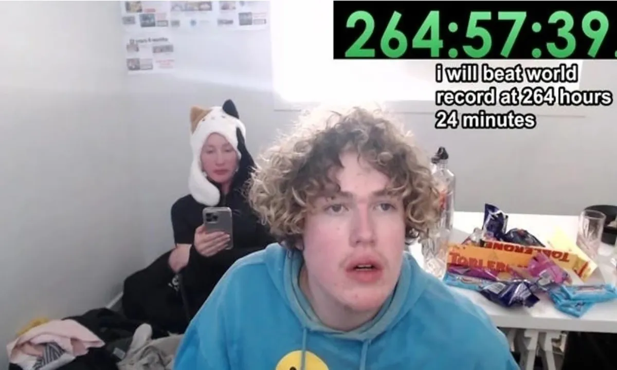 Streamer 19 tuổi bị cấm trên nhiều nền tảng sau nỗ lực thức 12 ngày liên tục